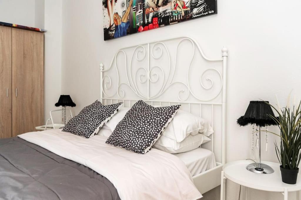 Апартаменты Downtown Apt With Garden In Plaka Афины Экстерьер фото